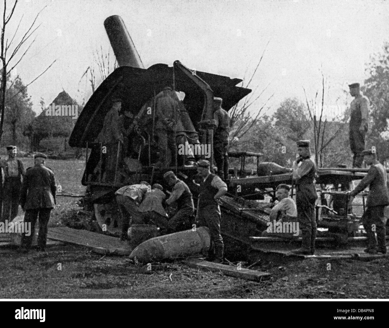 events, First World War / WWI, Western Front, German 42 cm gun 'Big Bertha' with gun crew, Additional-Rights-Clearences-Not Available Stock Photo