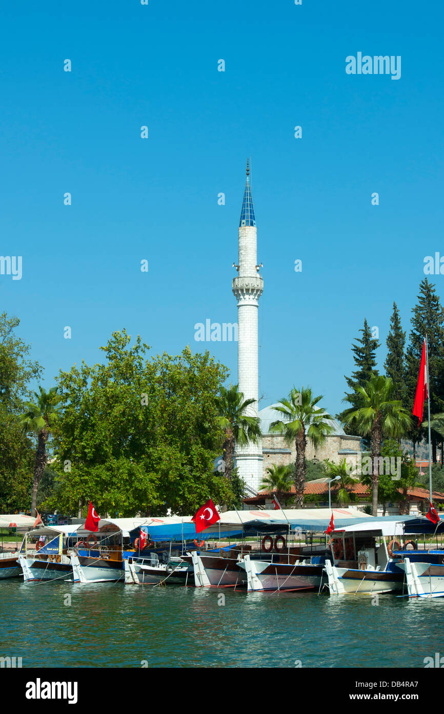 Türkei, Provinz Mugla, Dalyan, Moschee mit Ausflugsboote Stock Photo