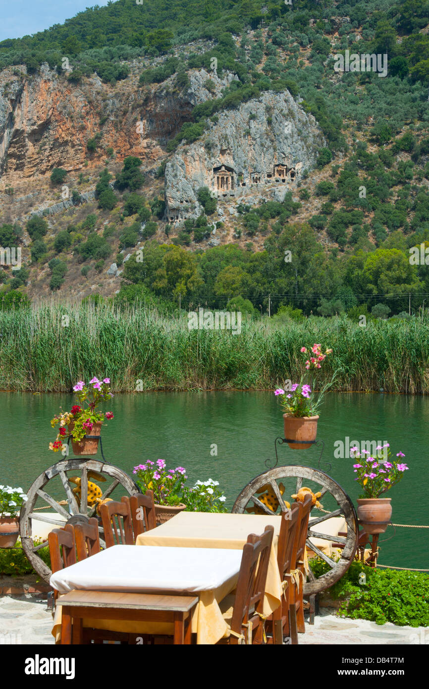 Türkei, Provinz Mugla, Dalyan, Terrasse des Hotel Happy Caretta, Blick über den Fluss auf die Karischen Felsengräber Stock Photo