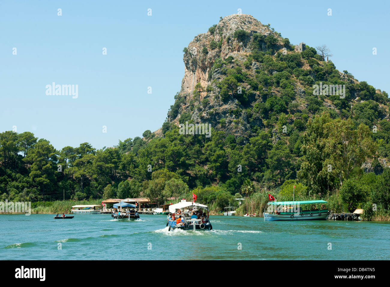 Türkei, Provinz Mugla, Dalyan, Boote am Kanal vor dem Akropolishügel der antiken Stadt Kaunos Stock Photo