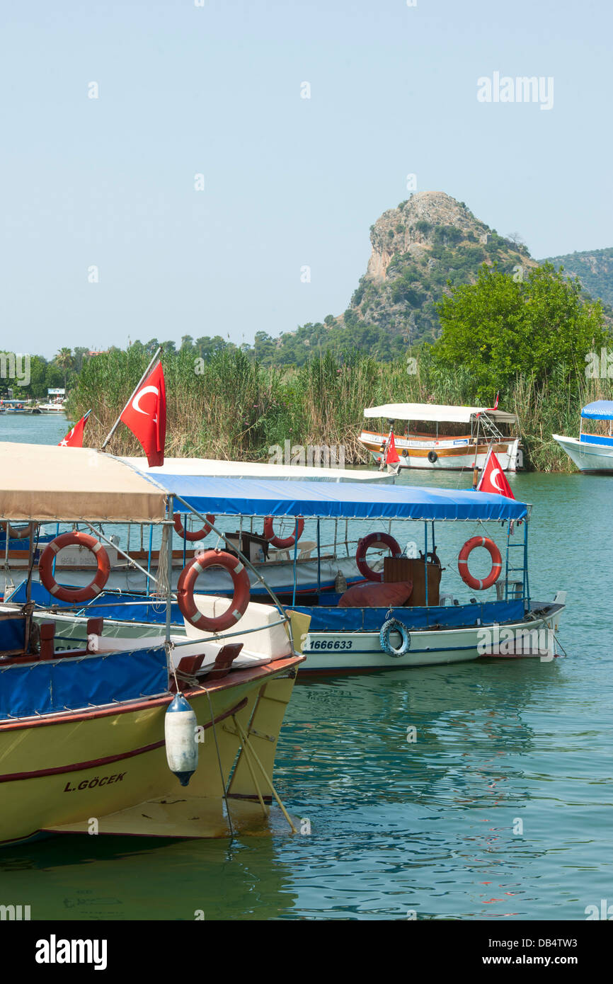 Türkei, Provinz Mugla, Dalyan, Boote am Kanal vor dem Akropolishügel der antiken Stadt Kaunos Stock Photo