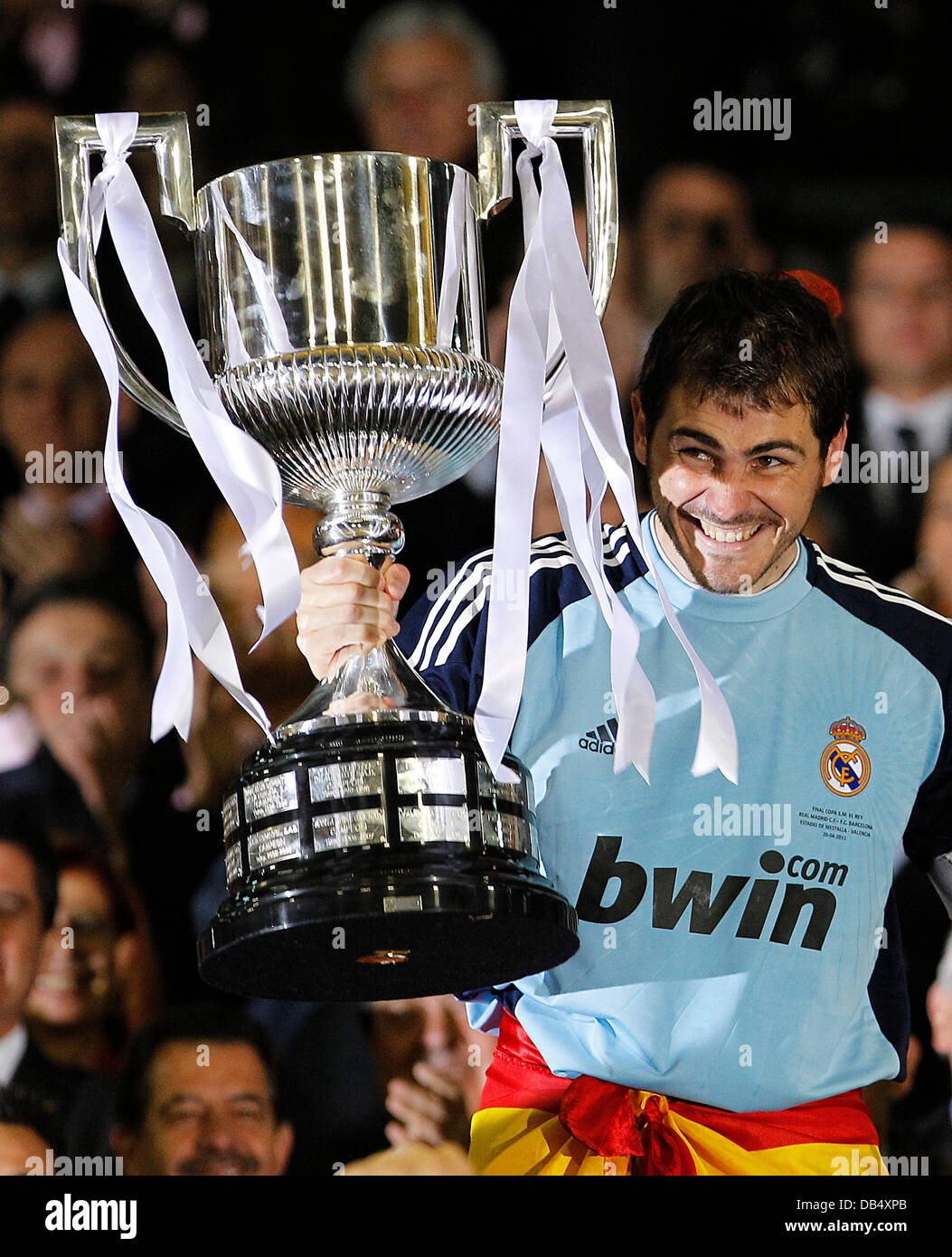 real-madrid-s-iker-casillas-holds-the-trophy-after-the-spanish-cup
