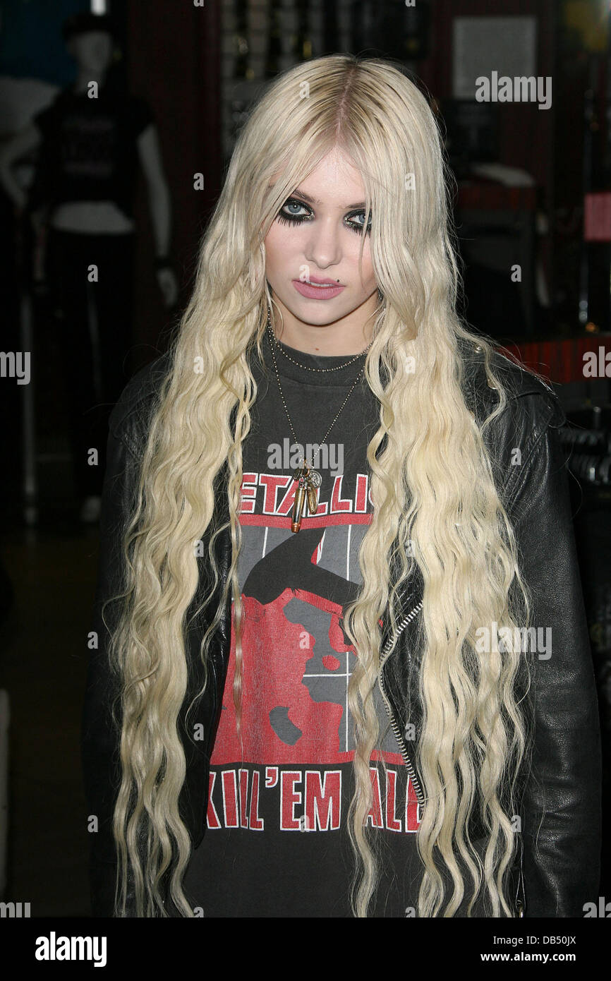 Taylor Momsen The Pretty Reckless perform songs from their debut album, "Light  Me Up" at the Hard Rock Cafe Hollywood Hollywood, California - 21.04.11  Stock Photo - Alamy
