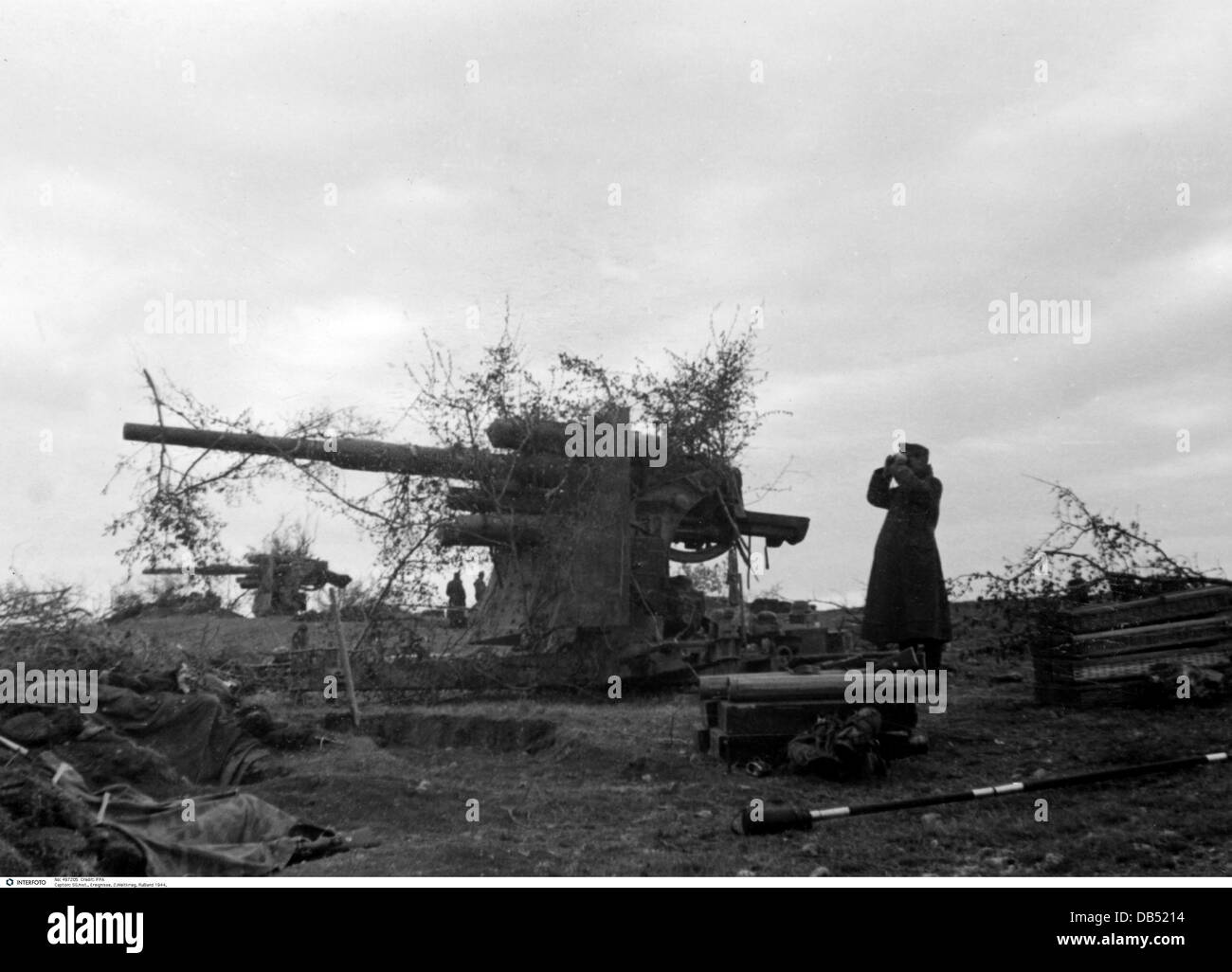 events, Second World War / WWII, Russia 1944 / 1945, Crimea, Sevastopol, German 88 mm anti-aircraft guns Flak 36/37 in firing position against ground targets, 30.4.1944, Eastern Front, USSR, Wehrmacht, Luftwaffe, AA, gun, artillery, emplacement, shield, 20th century, historic, historical, Soviet Union, soldiers, soldier, observing, watching, camouflage, 8.8 cm, people, 1940s, Additional-Rights-Clearences-Not Available Stock Photo