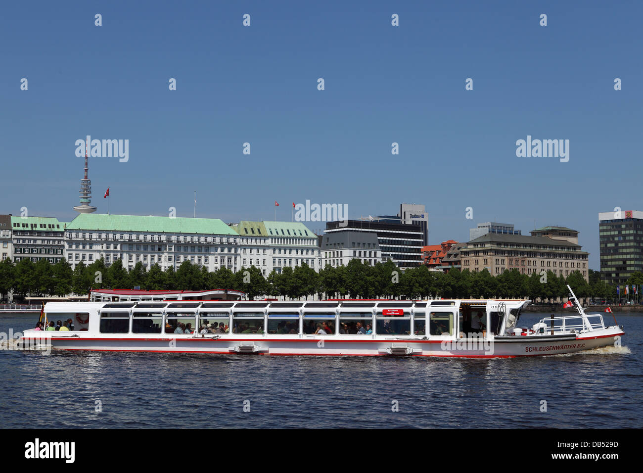 A boat cruises on the Inner Alster lake (Innenalster) in Hamburg, Germany. Stock Photo