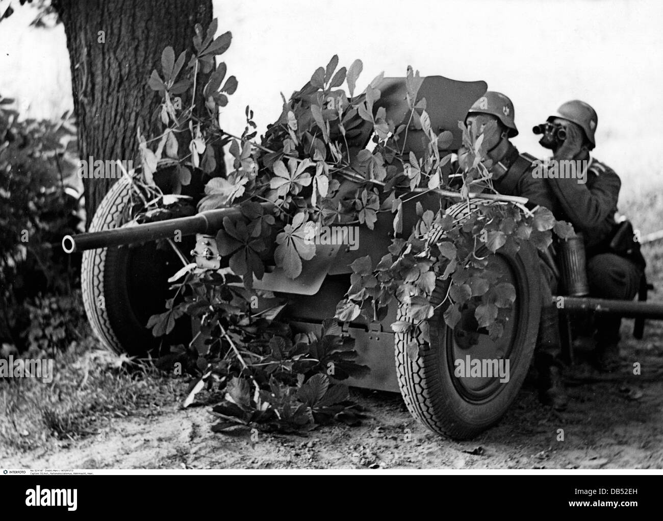 Hitler Pak Wehrmacht soldiers with pak anti tank gun Black and White Stock Photos ...