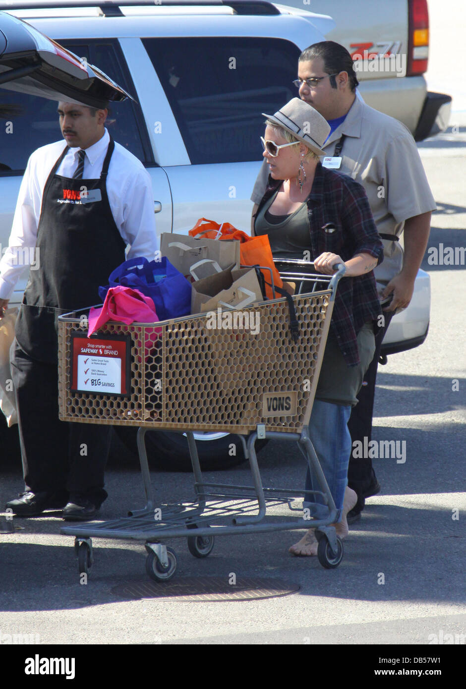 Heavily pregnant Pink aka Alecia Moore shopping barefoot in the easter(01)