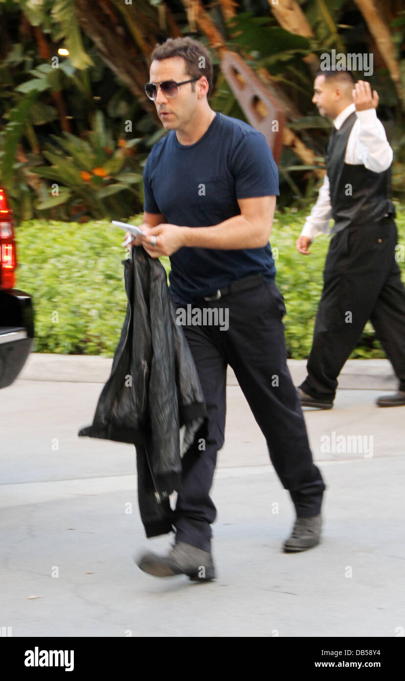 Jeremy Piven arrives for Game 5 of the 2011 NBA Playoffs between the LA