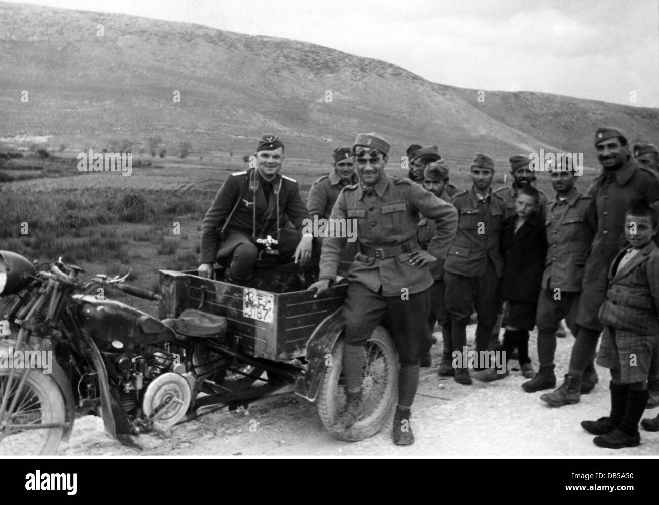 events, Second World War / WWII, Greece, Balkans Campaign 1941, Italian  soldiers with a German war correspondent, April / May 1941,  Additional-Rights-Clearences-Not Available Stock Photo - Alamy