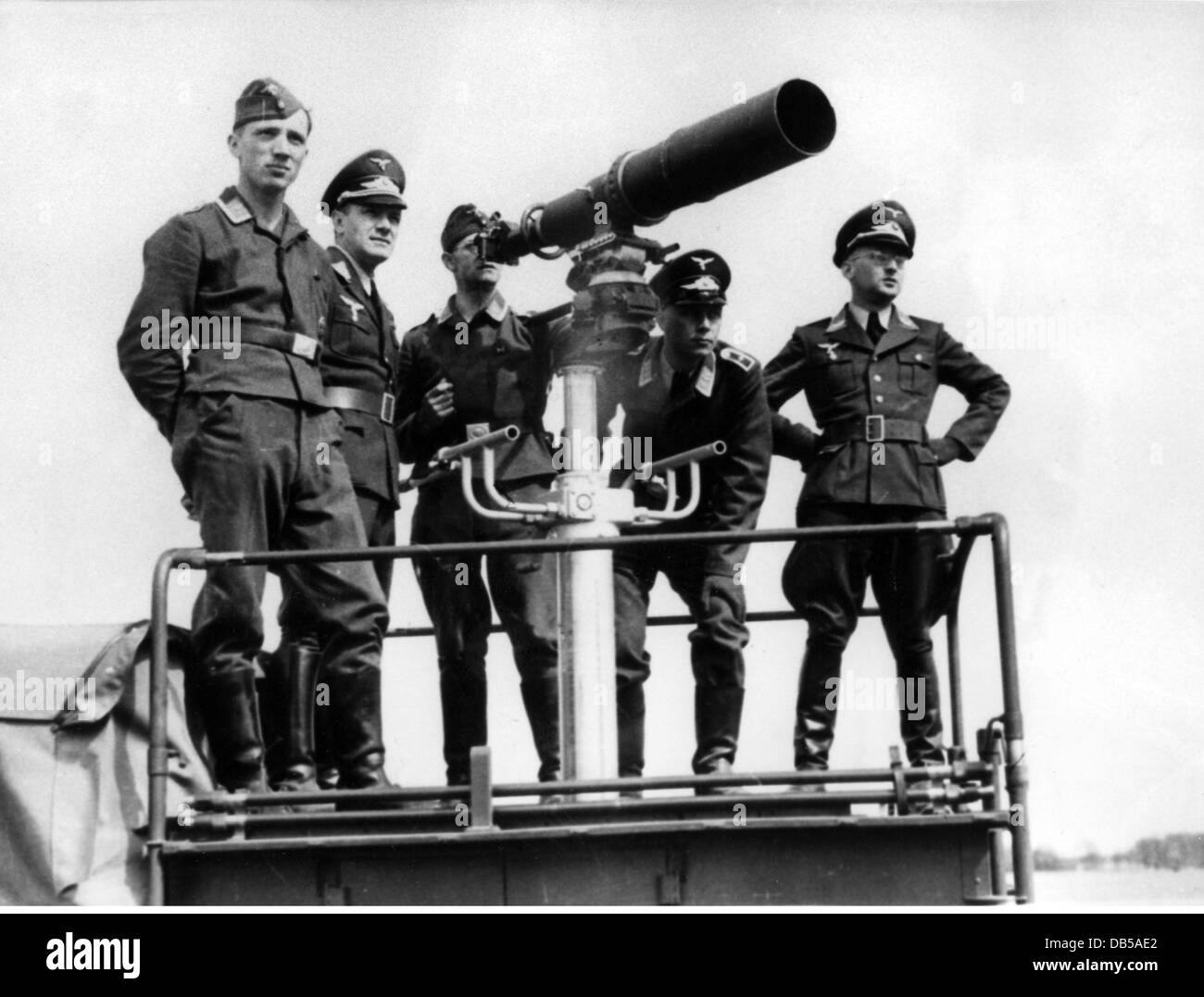 events, Second World War / WWII, Channel Islands, German soldiers photographing the coast of England with a telecamera, 1942, Additional-Rights-Clearences-Not Available Stock Photo