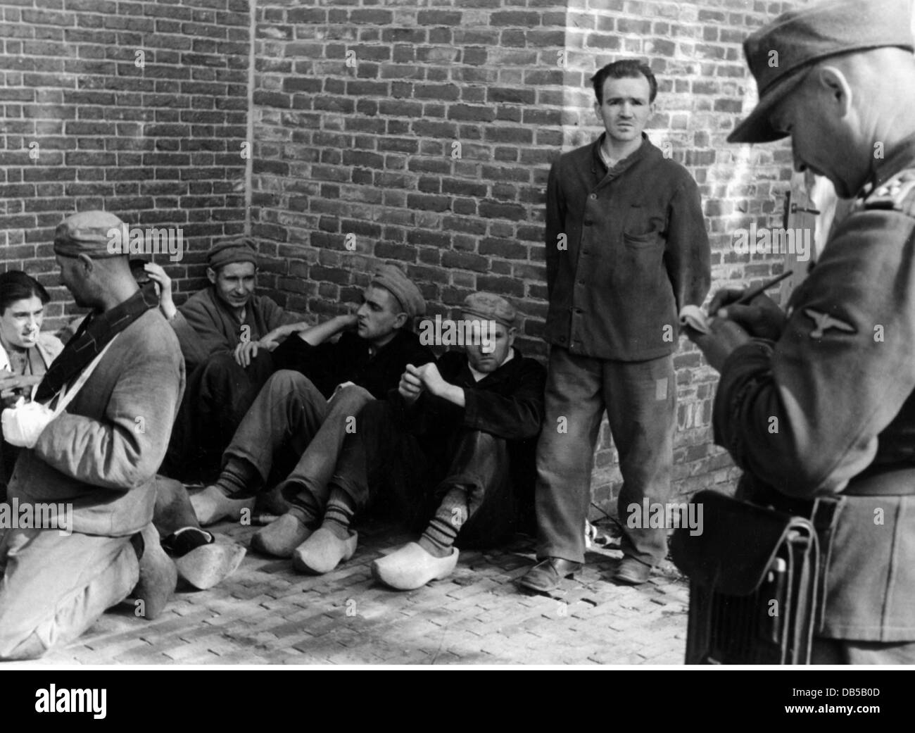 events, Second World War / WWII, Netherlands, Arnhem, 17. - 25.9.1944, inmates of a prison, released by the local Dutch authorities on 18.9.1944, recaptured by the Germans on 21.9.1944, Additional-Rights-Clearences-Not Available Stock Photo