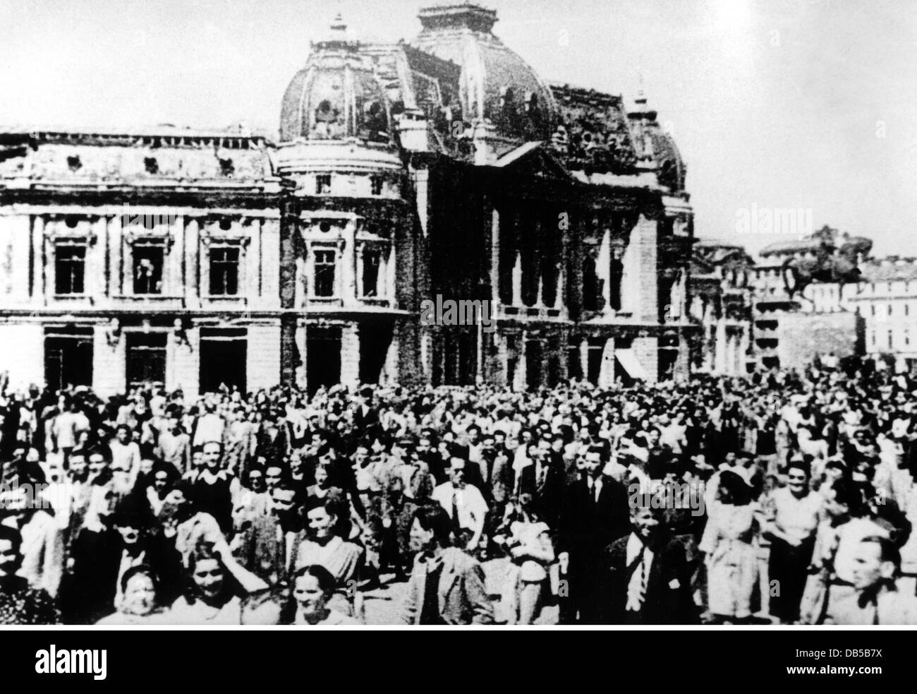 events, Second World War / WWII, Romania, insurrection / declaration of war on Germany, August 1944, public manifestation in Bucharest after the successful uprising on 23.8.1944, overthrow, oust, insurgence, communism, change of sides, 20th century, historic, historical, people, crowd, square, 1940s, Additional-Rights-Clearences-Not Available Stock Photo