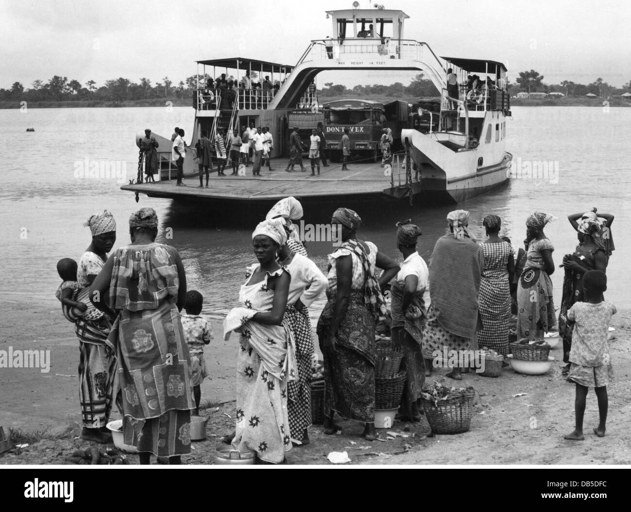 geography / travel, Ghana, people, women with children waiting for a ferry at the Volta River, circa 1960s, Additional-Rights-Clearences-Not Available Stock Photo