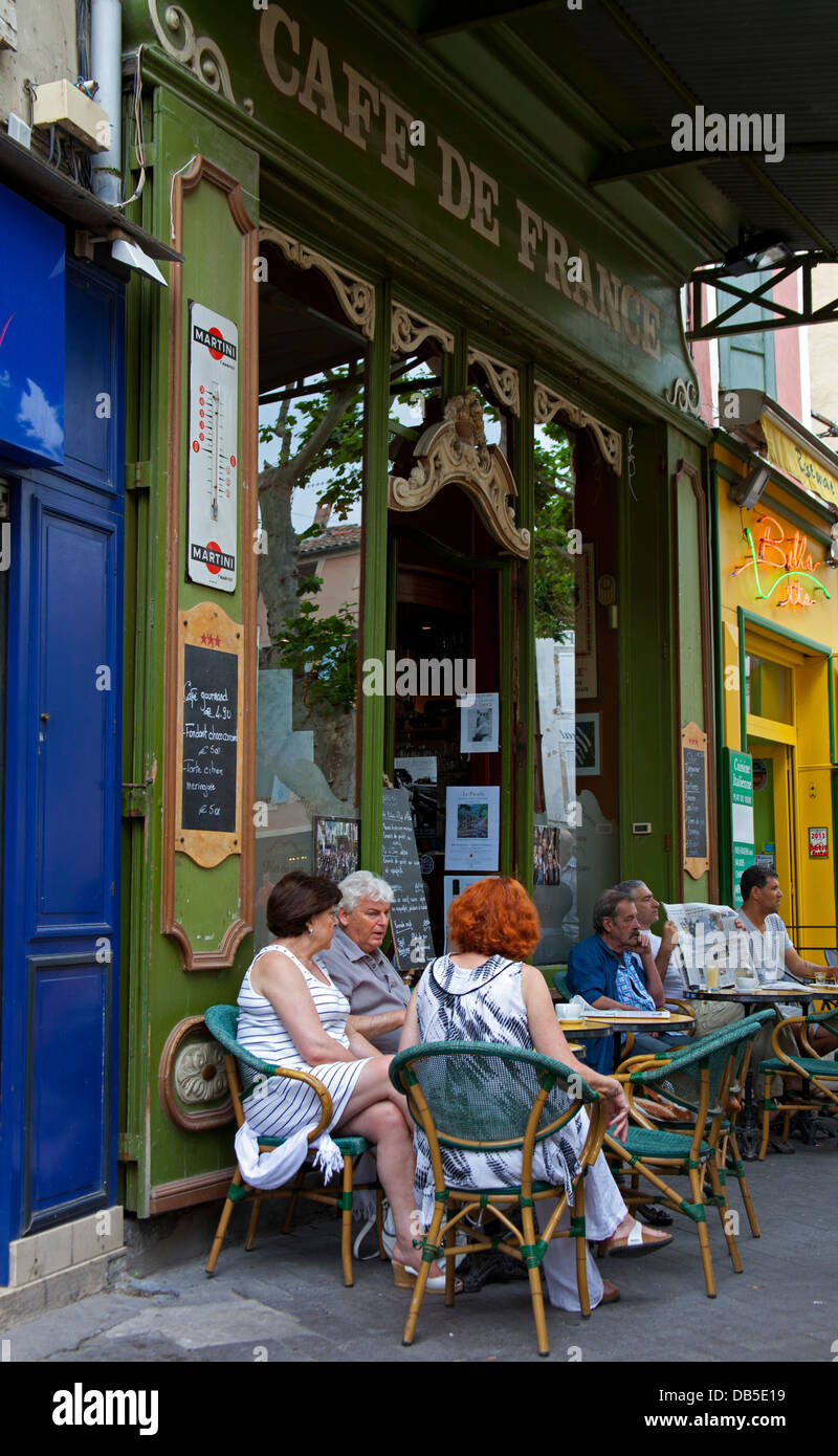 Cafe de France L'Isle sur la Sorgue Stock Photo - Alamy