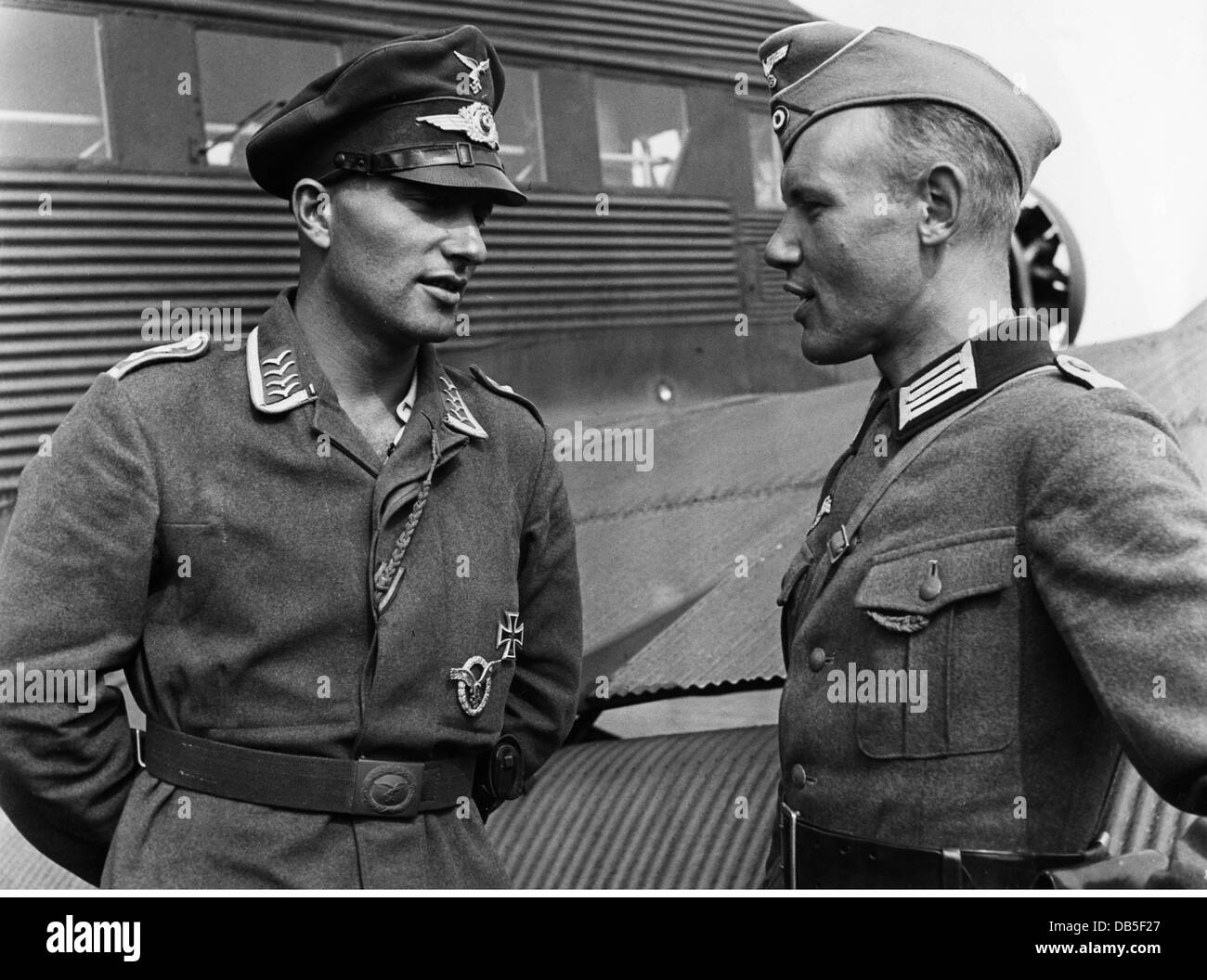 events, Second World War / WWII, aerial warfare, persons, a pilot of a German Junkers Ju 52 transport plane talking with the leader of sapper raiding patrol, during a manoeuvre, circa 1940, Additional-Rights-Clearences-Not Available Stock Photo