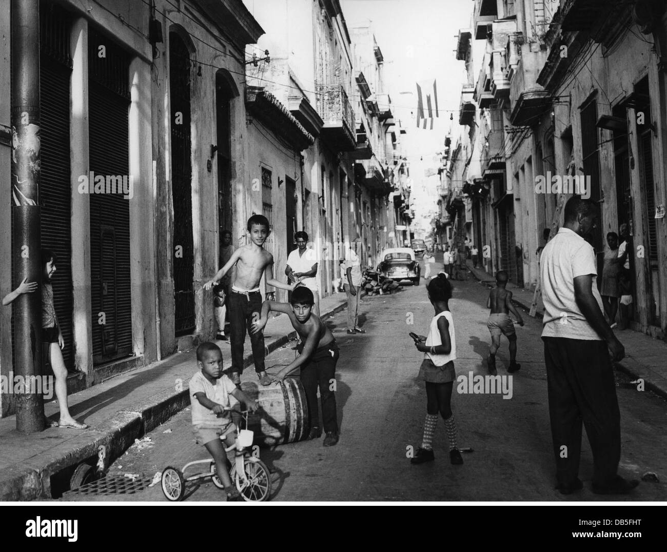 1970s children playing street hi-res stock photography and images - Alamy