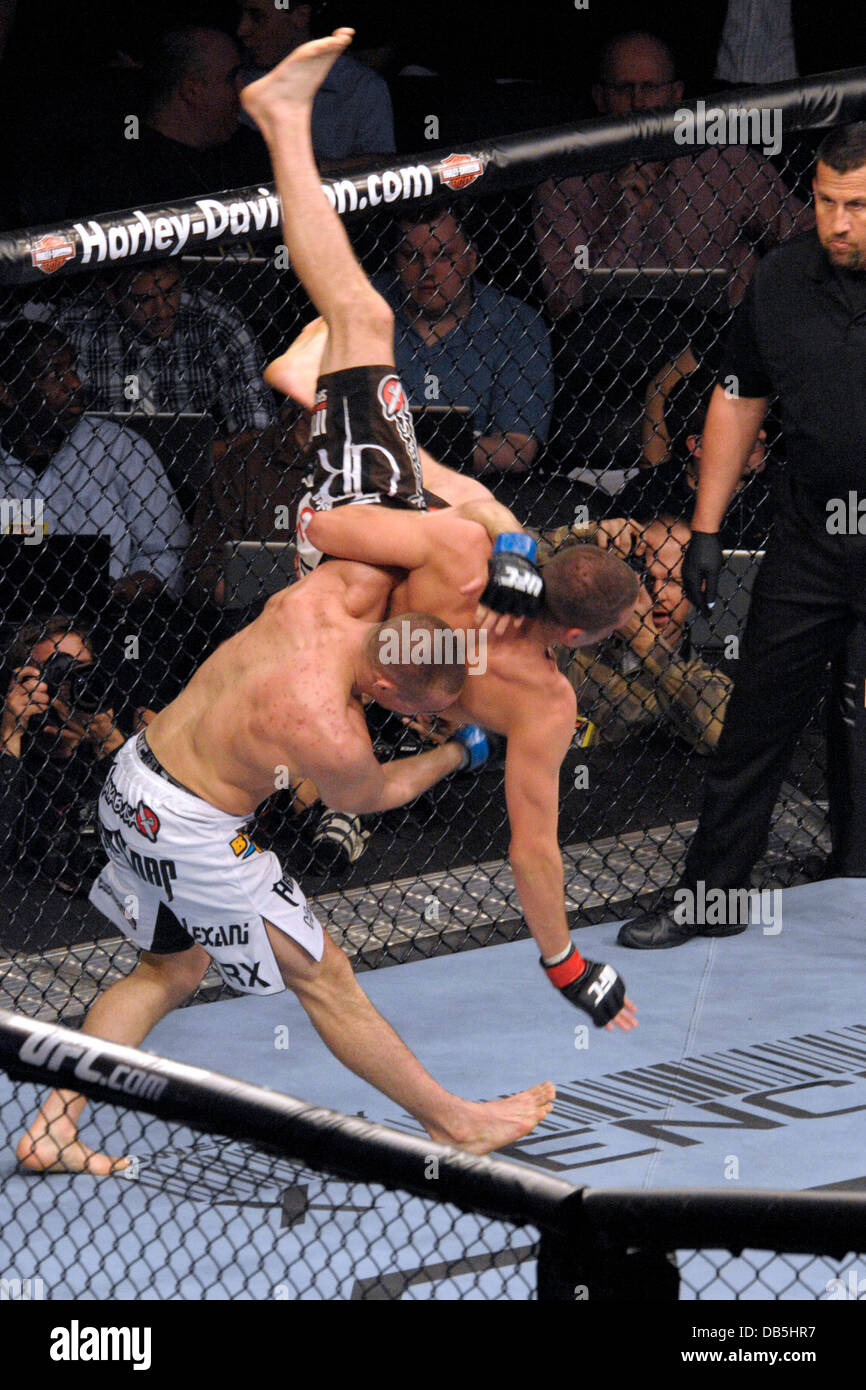 rory-macdonald-vs-nate-diaz-ufc-129-welterweight-bout-held-at-rogers-DB5HR7.jpg