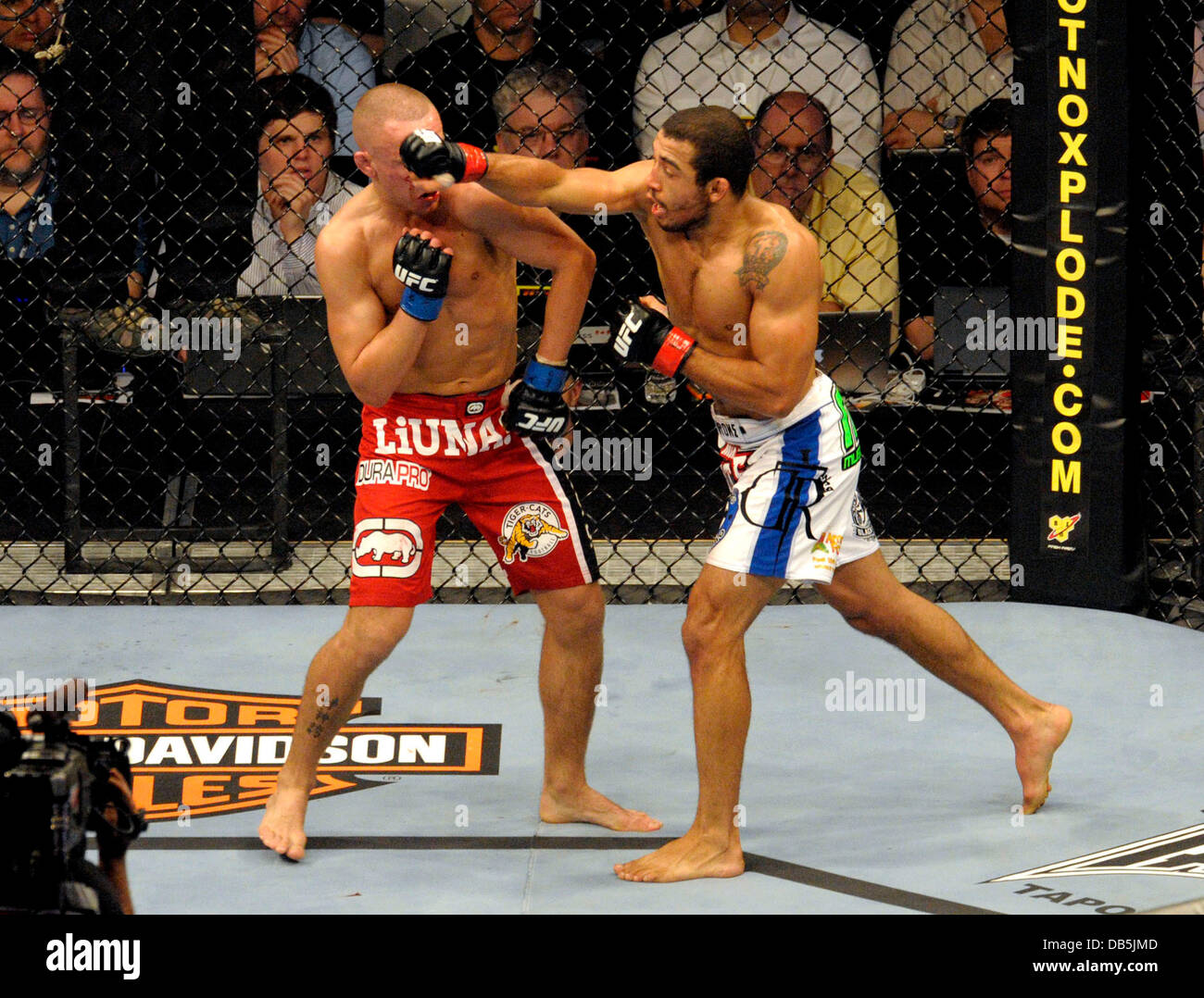 Mark Hominick Jose Aldo UFC 129 - Featherweight Title Bout held at Rogers Centre Toronto, Canada - 30.04.11 Stock Photo - Alamy