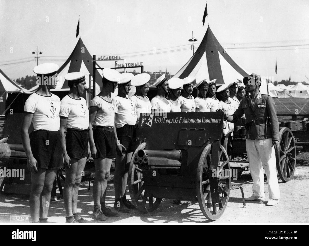 Italy, politics, fascism, members of the Italian Fascist youth organization Opera Nazionale Balilla during their premilitary training, 1930s, instruction with a light field gun, Additional-Rights-Clearences-Not Available Stock Photo