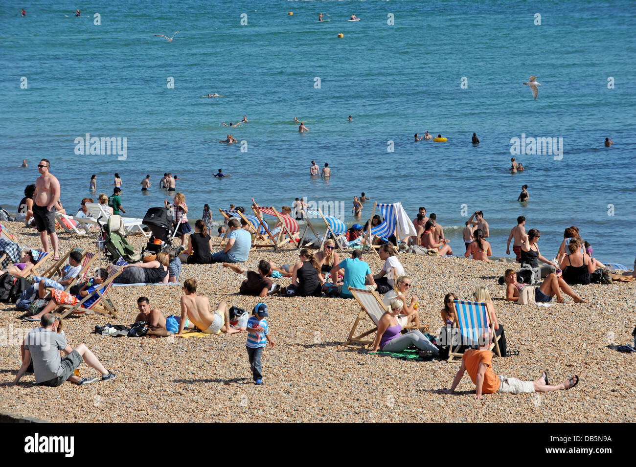 Brighton beach packed as temperatures soar Stock Photo Alamy