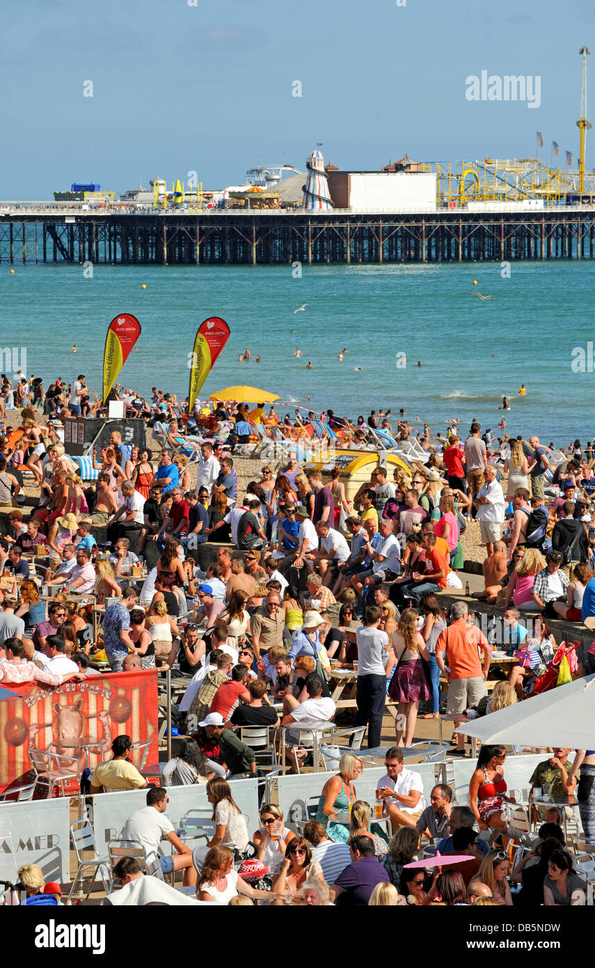 A packed Brighton beach as temperatures soar Stock Photo Alamy