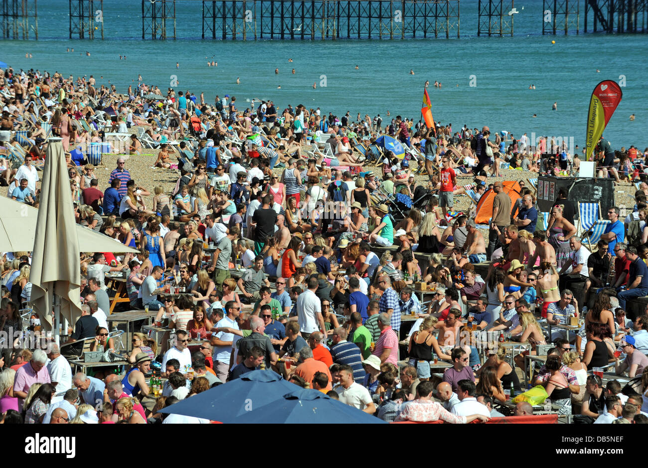 A packed Brighton beach as temperatures soar Stock Photo Alamy