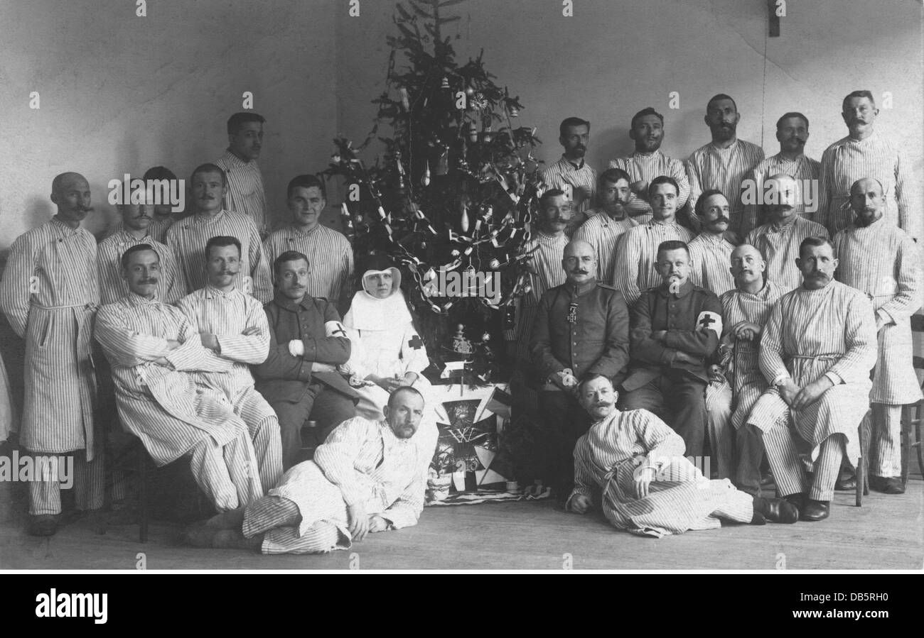 World War I / WWI, military hospital in Namur/Belgium with german soldiers at Christmas 1915 . The German Reich, war, soldiers, hospital, war injury, group picture, christmas, christmas tree, Christmas party, 1910s, twentieth century, historic, historical, people, 20th century, Additional-Rights-Clearences-Not Available Stock Photo