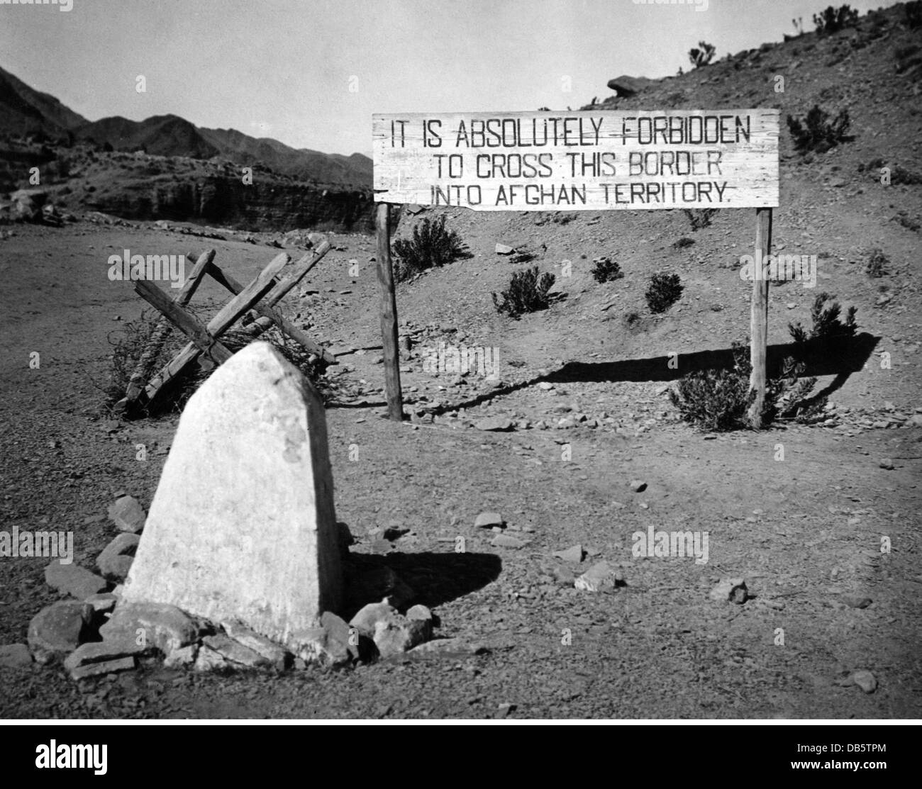geography / travel, Pakistan, landscapes, Hindu Kush, Khyber Pass, warning sign at the frontier to Afghanistan, 1950s, , Additional-Rights-Clearences-Not Available Stock Photo
