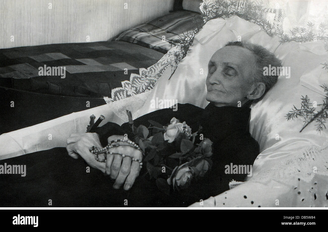 death, dead bodies, body of an old woman, layed out in her room Stock