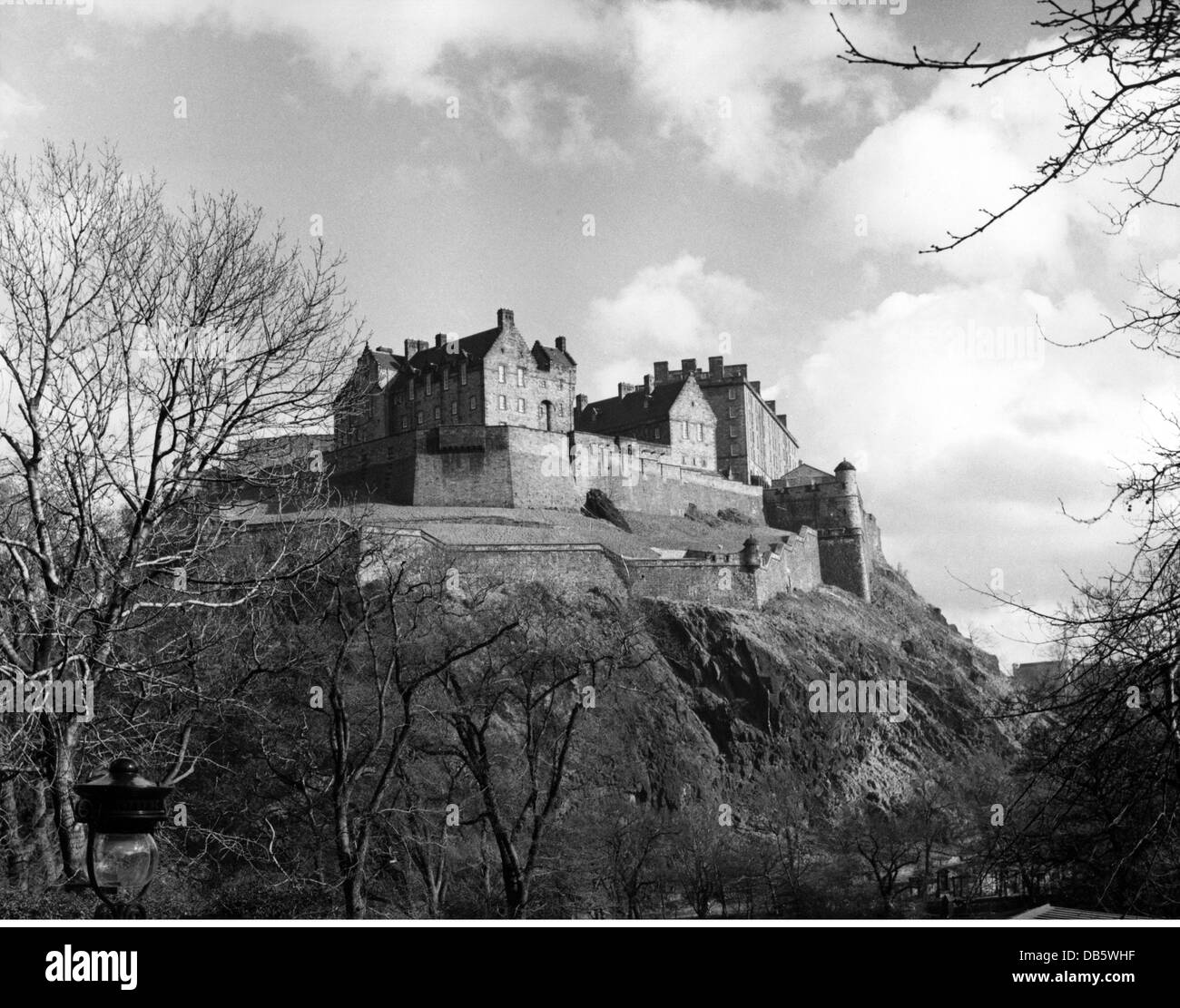 Wee Blue Coo Geburtstagskarte 'Edinburgh Castle' – Schwarzweiß-Stadtansicht, 17,5x12,5 Cm, Auf 280g/m² Karton