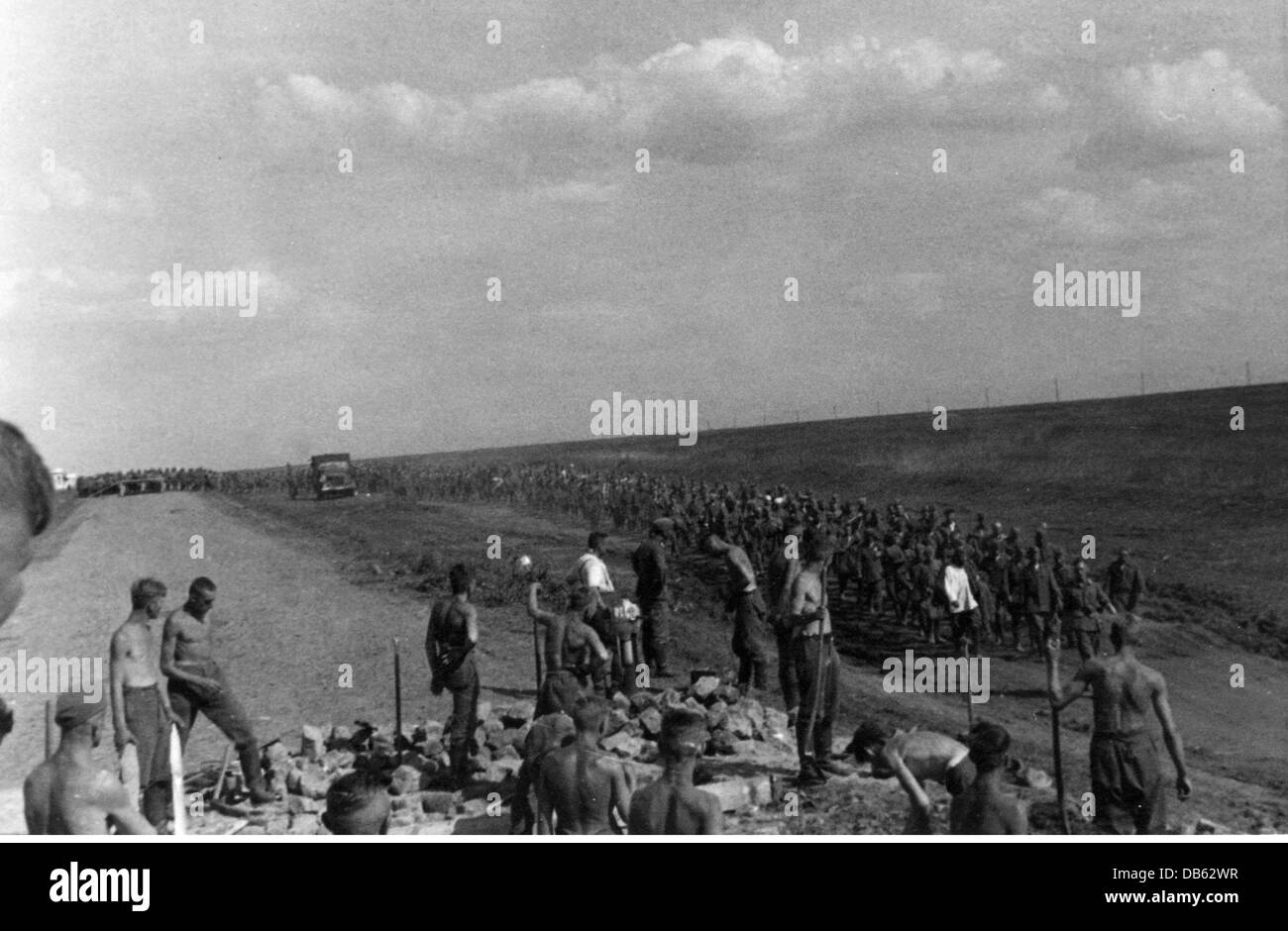 events, Second World War / WWII, Soviet Union, summer 1941, members of a Reichsarbeitsdienst (Reich Labor Service) unit, deployed on the Eastern Front (Abteilung K. 1/130), working on a road, column of Soviet prisoners of war marching by, Additional-Rights-Clearences-Not Available Stock Photo