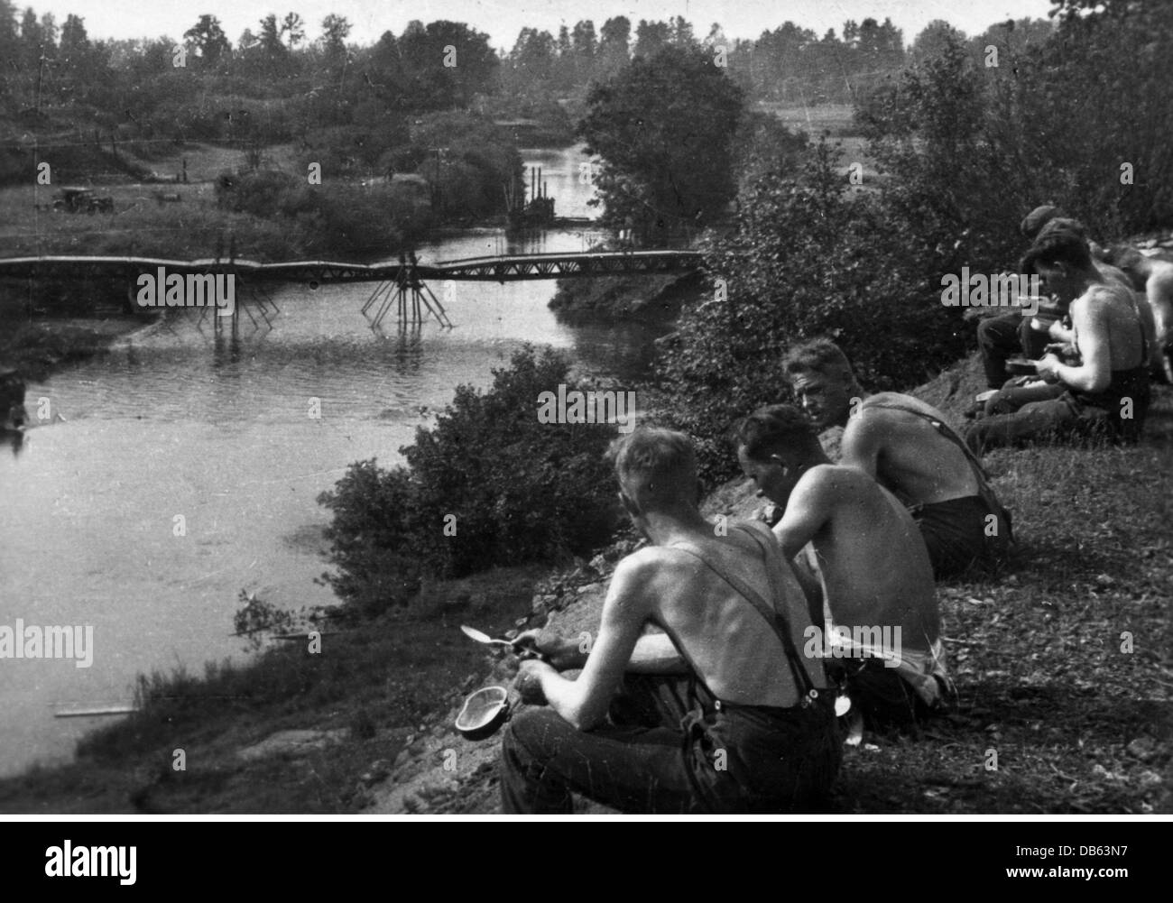 events, Second World War / WWII, Soviet Union, Operation 'Barbarossa' (German Invasion of the Soviet Union), Army Group Centre, Belarus, soldiers of 19th Panzer Division on the bank of the Drisa river, 13.7.1941, Additional-Rights-Clearences-Not Available Stock Photo