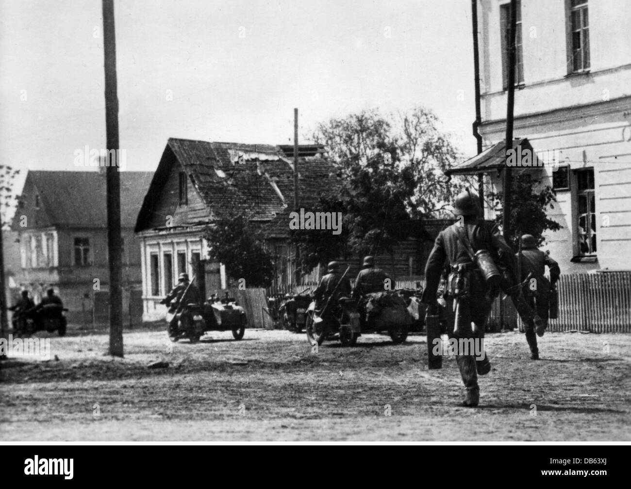 German soldiers wwii running hi-res stock photography and images - Alamy