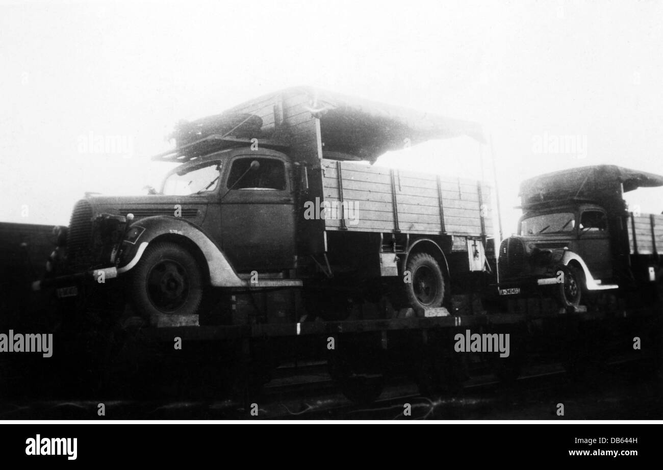 Second World War / WWII, Soviet Union, summer 1941, a Reichsarbeitsdienst (Reich Labor Service) unit which took part in Operation 'Barbarossa' (German Invasion of the Soviet Union) returning home from the Ukraine, 1942, Ford lorries on a flatcar, Additional-Rights-Clearences-Not Available Stock Photo