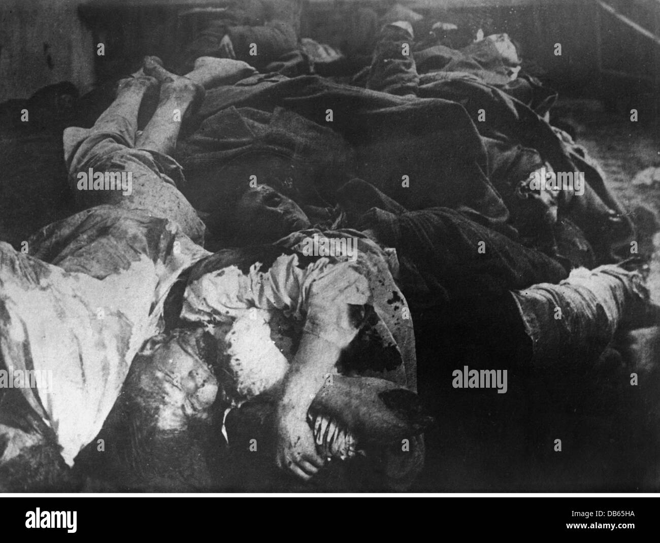 events, Latvian War of Independence, war crime victims at Jelgava, German official caption: 'Belshevik atrocities at Mitau: Ghastly mutilated victims of Bolshevik cruelty', Additional-Rights-Clearences-Not Available Stock Photo