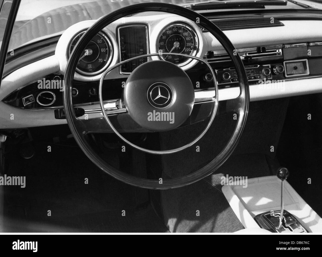 Mercedes steering wheel hi res stock photography and images Alamy