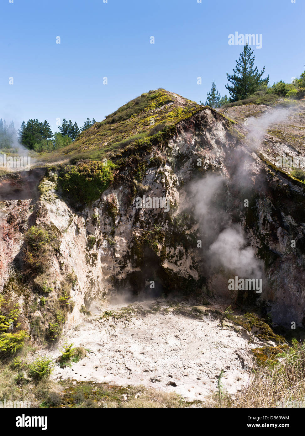 dh Craters of the Moon TAUPO NEW ZEALAND Geothermal Walk thermal landscape steam vents crater Stock Photo