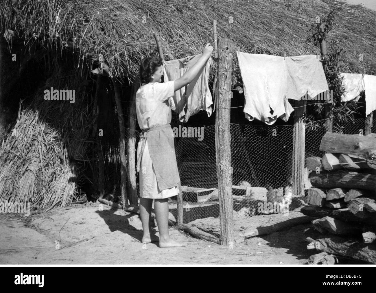 agriculture, farmer, farmer's wife hanging out laundry to dry, isle of Gruen, Rhineland-Palatinate, 1950s, Additional-Rights-Clearences-Not Available Stock Photo