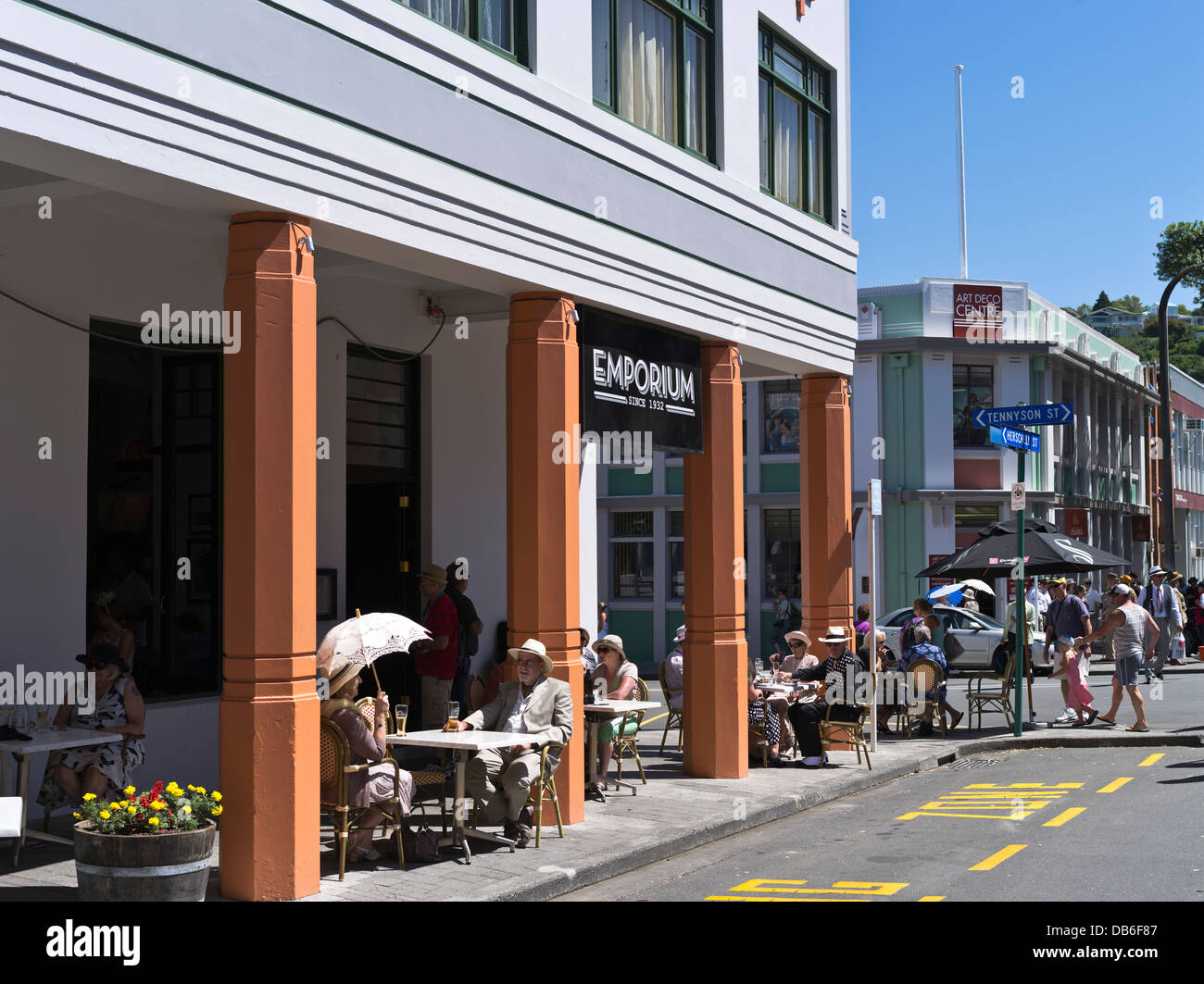 dh Art Deco weekend NAPIER NEW ZEALAND People relaxing drinking sitting outside Emporium festival alfresco cafe Stock Photo