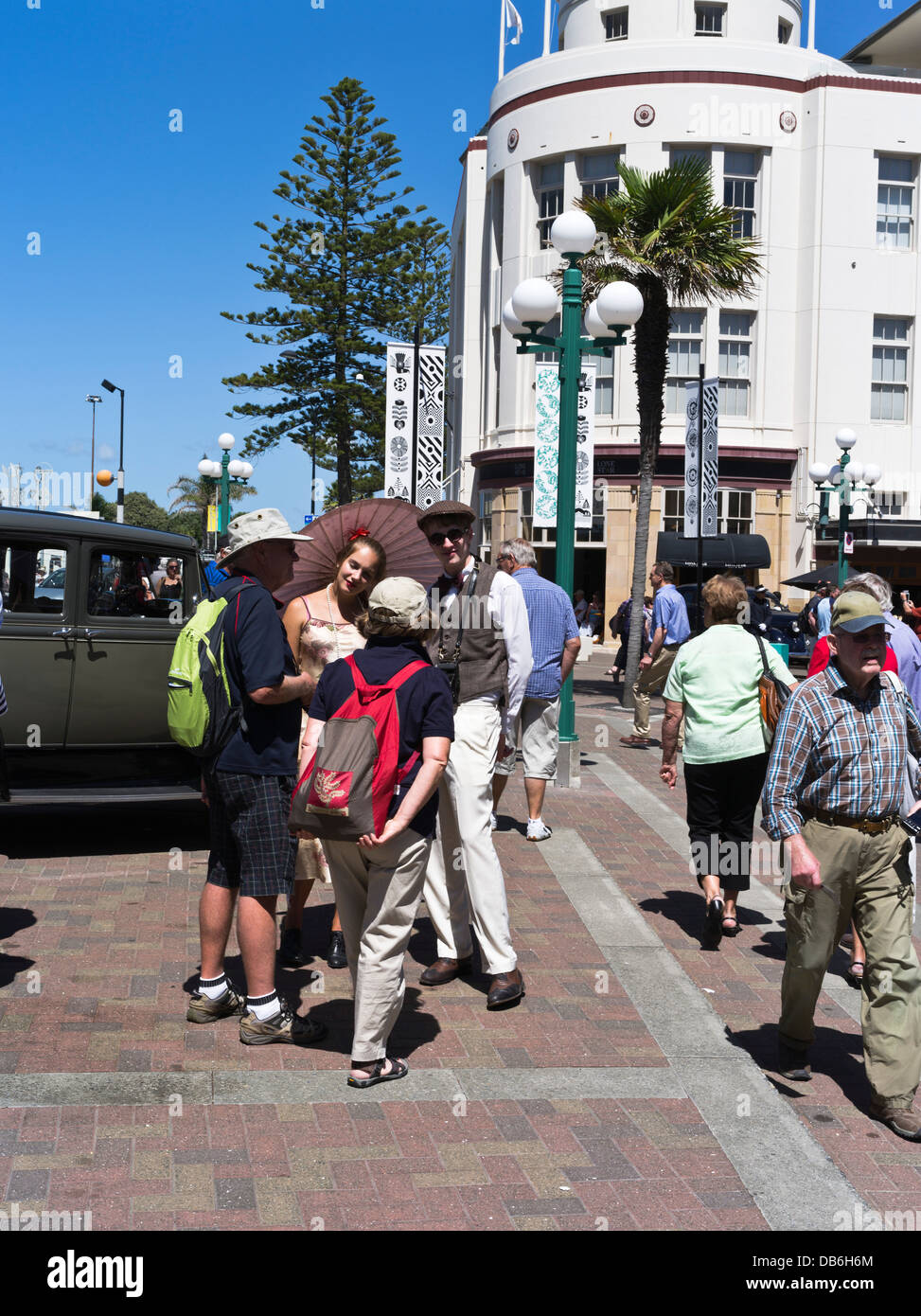 dh Marine Parade NAPIER NEW ZEALAND Tourists talking to 1931 dressed couple Art Deco Weekend tourism holiday festival tour people Stock Photo