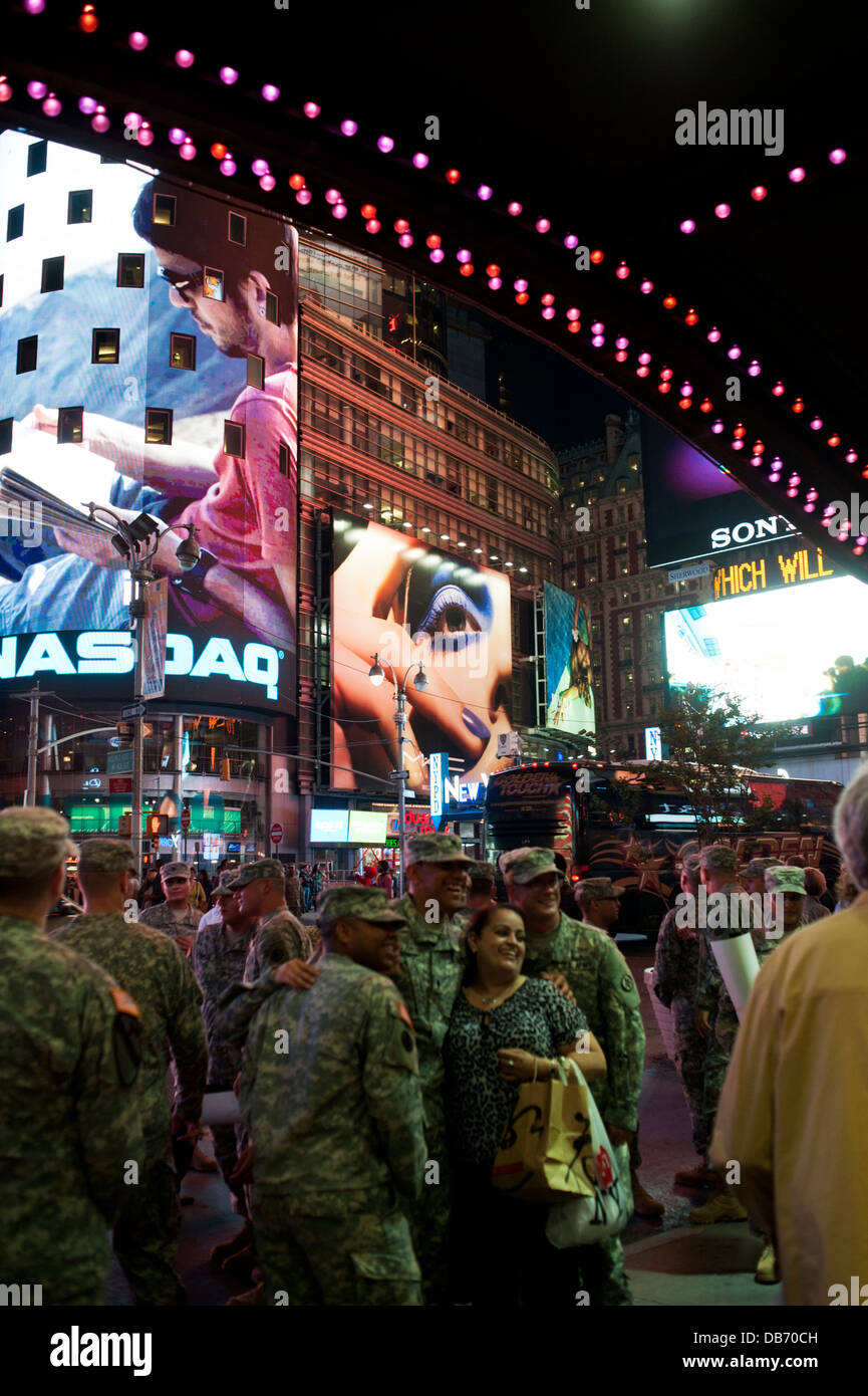 Military men and women in uniform in Times Square, New York City Stock Photo