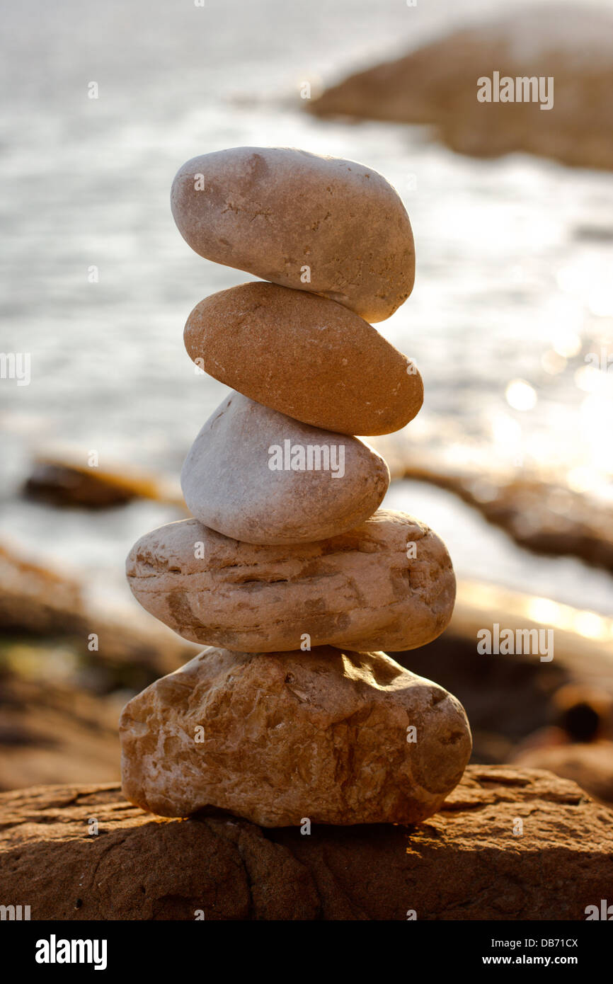 Balancing Rocks Surf Balancing beach stones Stock Photo - Alamy