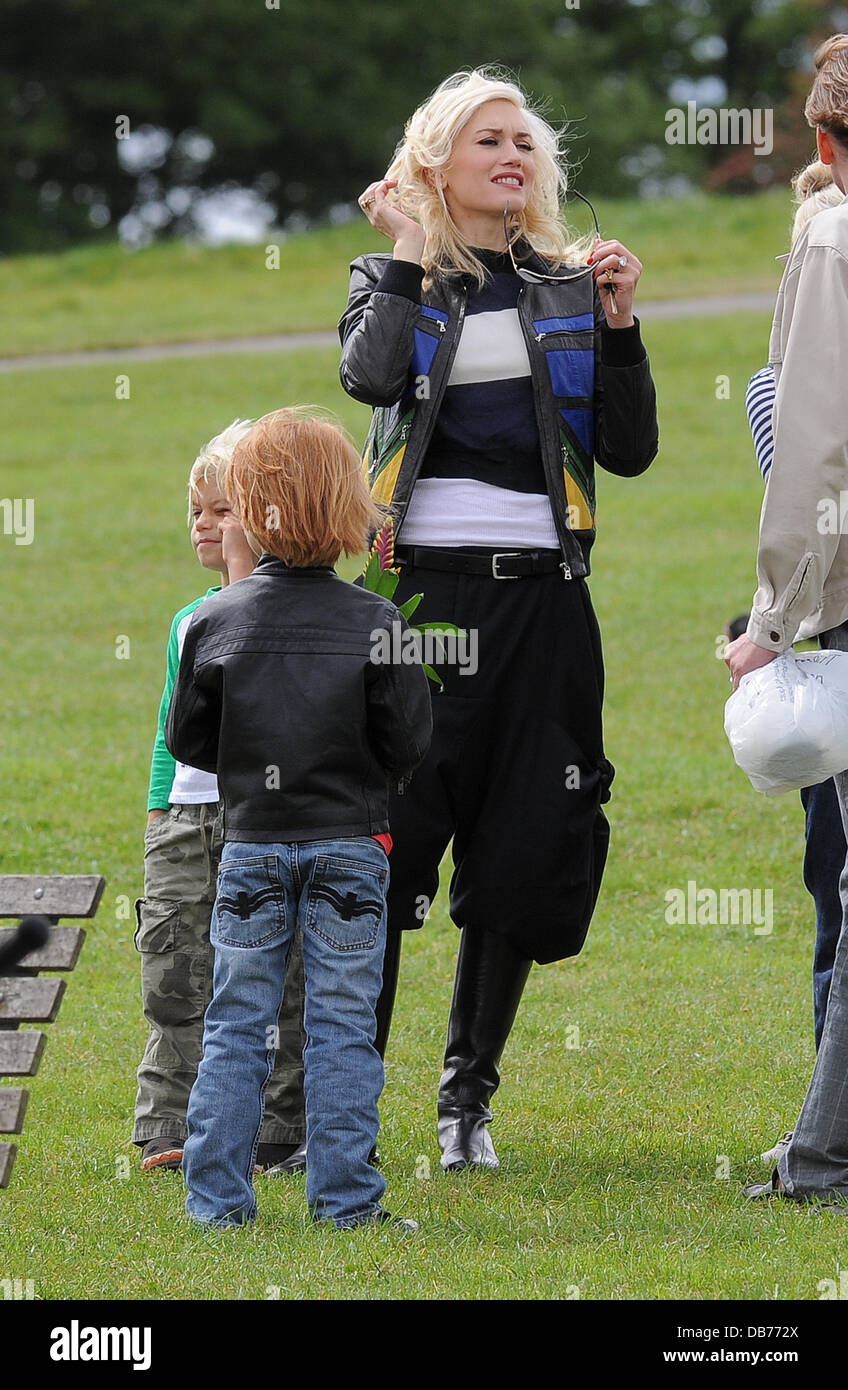 Gwen Stefani and children Kingston Rossdale and Zuma Rossdale spending(02)