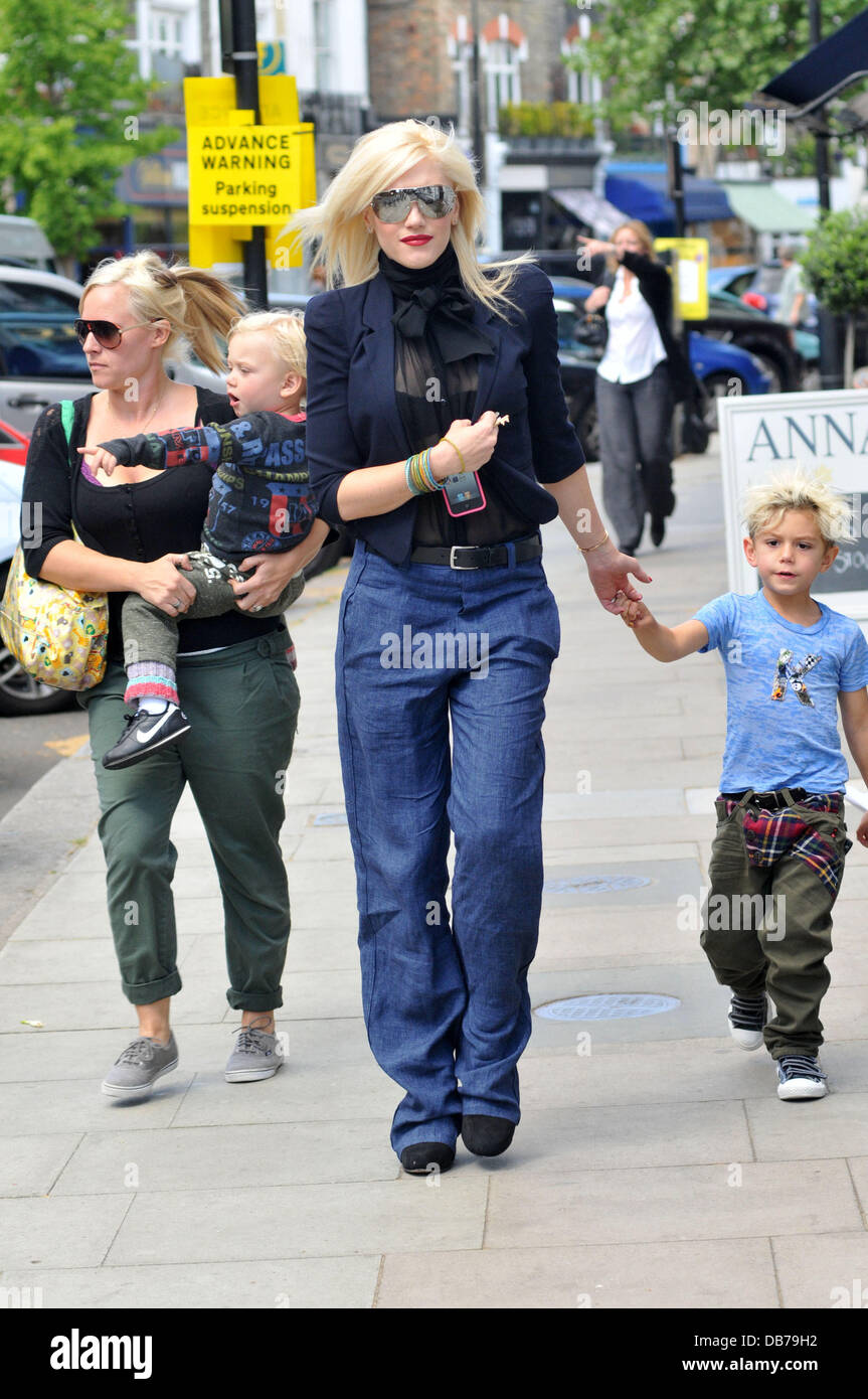 Gwen Stefani and son Kingston Gwen Stefani out and about in Primrose(02)
