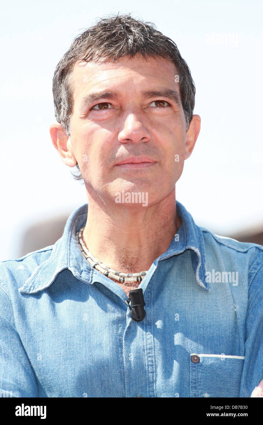 🎉 Bon anniversaire à Antonio Banderas ! Né le 10 août 1960 à Malaga, en  Andalousie, Antonio Banderas est un acteur espagnol de renommée  internationale. Reconnu pour sa présence magnétique à l'écran,, image size:860x1390