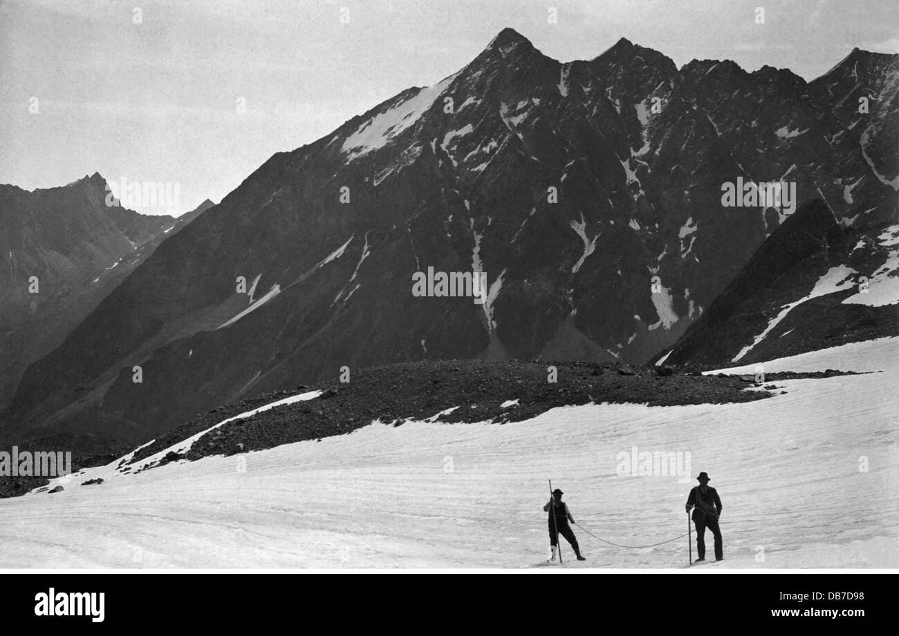 1920s snow Black and White Stock Photos & Images - Alamy