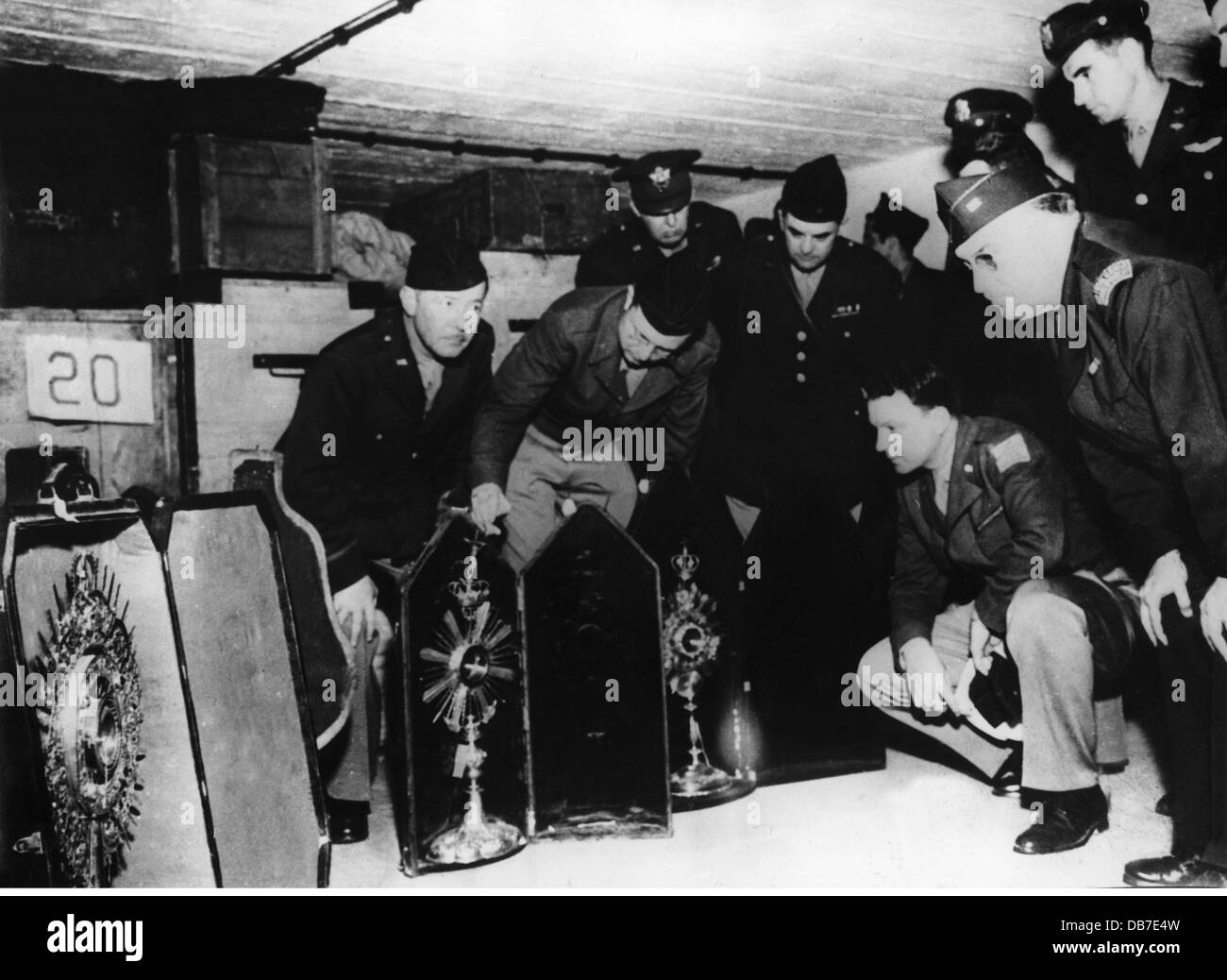 post war period, occupation, American soldiers finding pieces of art