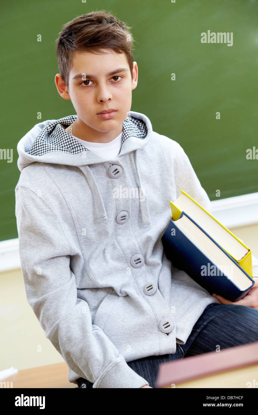 Сиезна. В школе он серьезно. Школьник математика. В школе он серьезно. Ученик за партой.