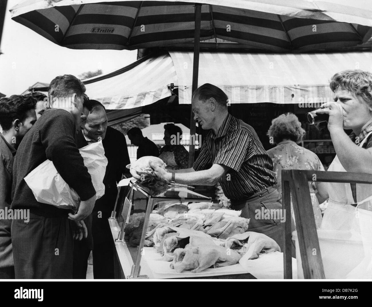 trade, markets, traffic, poulterer at the market, 1950s, Additional-Rights-Clearences-Not Available Stock Photo