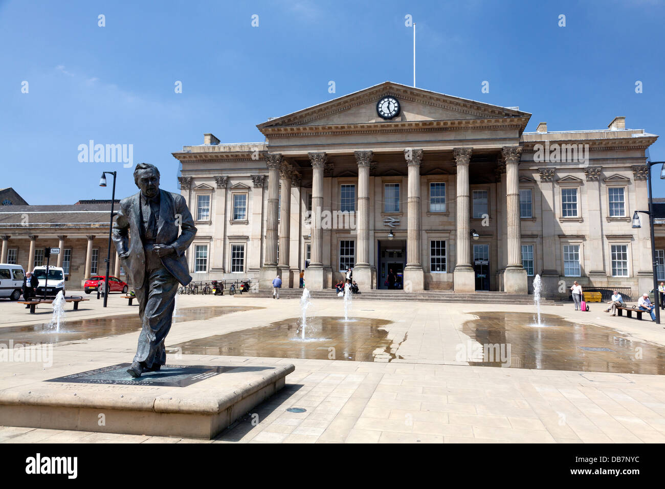 Statue of Harold Wilson (Lord Wilson of Rievaulx) outside railway station, Huddersfield, West Yorkshire Stock Photo